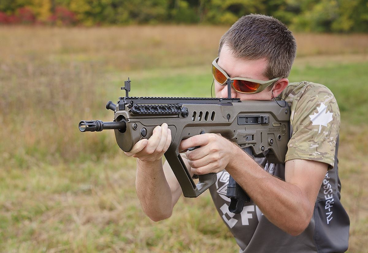 Ảnh: Chán súng Trung Quốc tặng, Philippines quay sang mua súng Israel